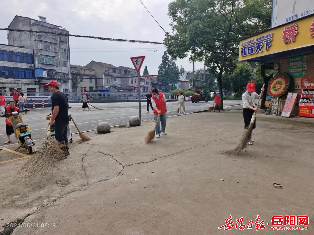 华容县章华镇麻浬泗社区开展"清洁社区 美化环境"志愿者服务活动